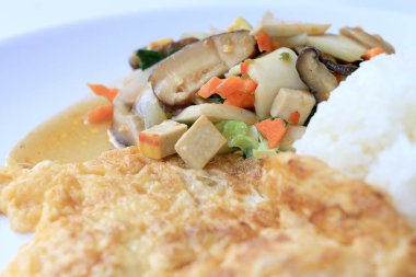 Çin tarzında kızarmış Tofu karıştırın, karışık sebzeli Kızarmış tofu ilave edin ve pirinç için beyaz arka plan üzerinde beyaz tabak içinde kızarmış yumurta kutlamak Çin yeni yılı Festivali, vejetaryen yemek, sağlıklı gıda.