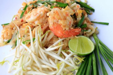 Tay gıda Keçe Tay, Stir fry erişte ile beyaz tabak karides. Tayland'ın ulusal ana yemek biri. Tayland popüler gıda. Tayland kızarmış noodle.