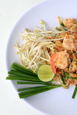Tay gıda Keçe Tay, Stir fry erişte ile beyaz tabak karides. Tayland'ın ulusal ana yemek biri. Tayland popüler gıda. Tayland kızarmış noodle.