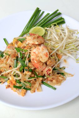 Tay gıda Keçe Tay, Stir fry erişte ile beyaz tabak karides. Tayland'ın ulusal ana yemek biri. Tayland popüler gıda. Tayland kızarmış noodle.