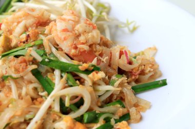 Tay gıda Keçe Tay, Stir fry erişte ile beyaz tabak karides. Tayland'ın ulusal ana yemek biri. Tayland popüler gıda. Tayland kızarmış noodle.
