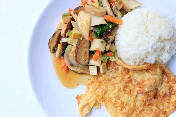 Çin tarzında kızarmış Tofu karıştırın, karışık sebzeli Kızarmış tofu ilave edin ve pirinç için beyaz arka plan üzerinde beyaz tabak içinde kızarmış yumurta kutlamak Çin yeni yılı Festivali, vejetaryen yemek, sağlıklı gıda.