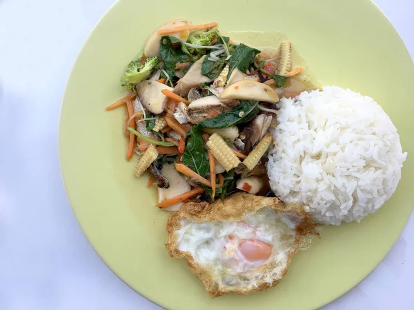 Makarel Goreng Dengan Sayuran Dan Saus Pasta Telur Goreng Makanan — Stok Foto