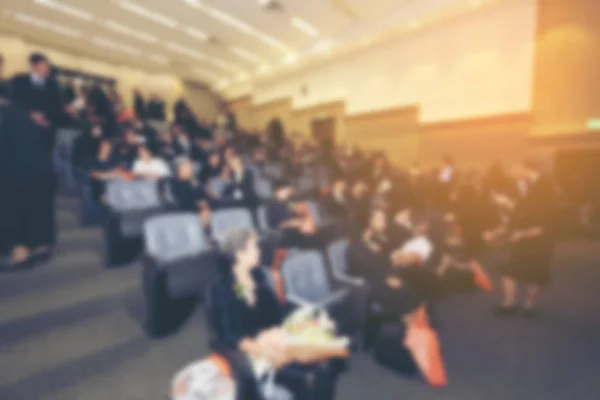 商业会议和演讲的模糊形象 并在公开演讲中进行 观众在会议厅 创业俱乐部 背景模糊 带有橙色光线效果的复古色调 — 图库照片