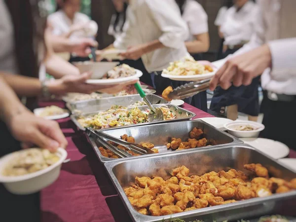 Öğle yemeği molası görüntüsünü bulanıklık. İş seminer konferans catering ve açık büfe parti var. Vintage rengi.