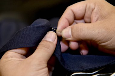 Eller terzi adamın onun kumaş eşya, çalışan dikiş, yakın çekim.