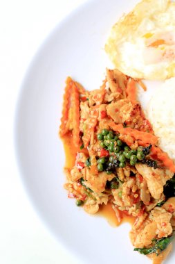 Yasemin pirinç beyaz arka plan üzerinde beyaz tabak içinde kavrulmuş chili Yapıştır ve taze Piper nigrum kızarmış tavuk karıştırın. Tay tarzında gıda.