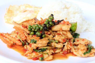 Yasemin pirinç beyaz arka plan üzerinde beyaz tabak içinde kavrulmuş chili Yapıştır ve taze Piper nigrum kızarmış tavuk karıştırın. Tay tarzında gıda.