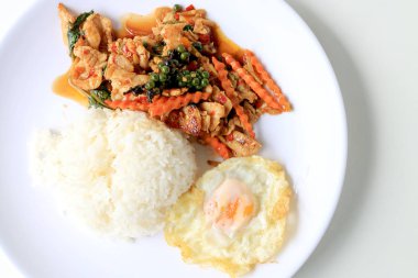 Yasemin pirinç beyaz arka plan üzerinde beyaz tabak içinde kavrulmuş chili Yapıştır ve taze Piper nigrum kızarmış tavuk karıştırın. Tay tarzında gıda.