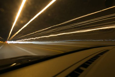 Gece hız arabada sokak ışıkları zaman, yavaş hız çekim görünümünden ile hareket ışık açık arabanın içinde.