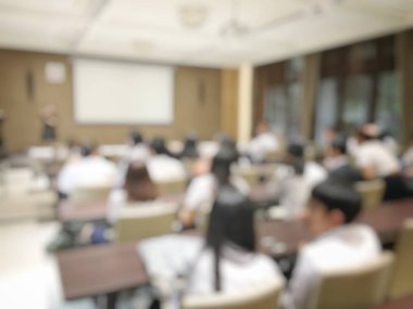 iş, eğitim, insan ve teknoloji kavramı - kadın el tipik dizüstü bilgisayar klavye üzerinde bulanık eğitim insanlar ile yakın.