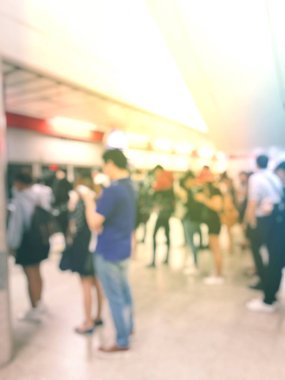 İnsanların tren istasyonu salonunda tren bekliyorsun bulanık görüntü