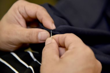 Eller terzi adamın onun kumaş eşya, çalışan dikiş, yakın çekim.