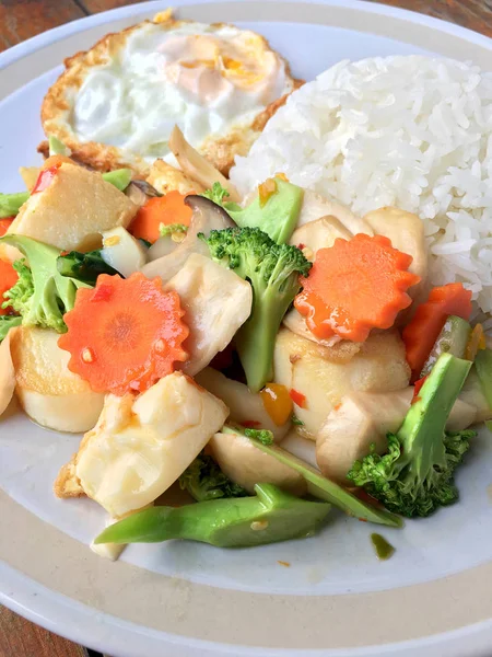 Blandade Grönsaker Stekt Tofu Med Ris Och Stekt Ägg Vit — Stockfoto