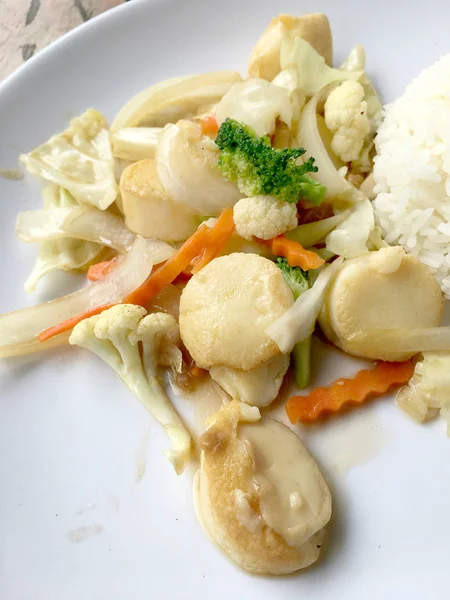 Tahu Goreng Dengan Sayuran Dalam Hidangan Putih Dengan Nasi Thai — Stok Foto