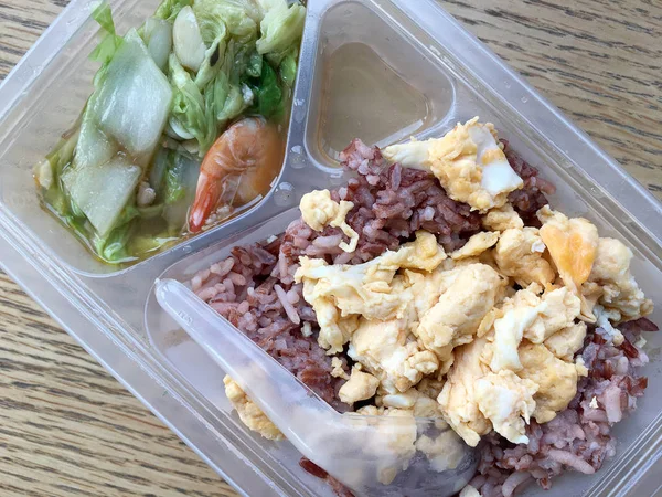 pirinç berry, domuz rostosu, omlet, ahşap arka plan üzerinde kızarmış sebze ile öğle yemeği kutusundaki temiz gıda.