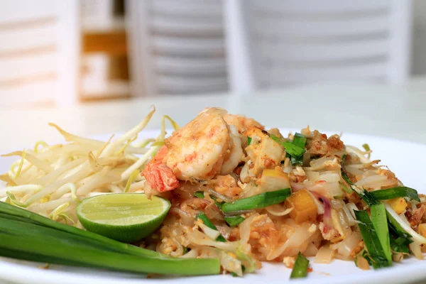 Tay gıda Keçe Tay, Stir fry erişte ile beyaz tabak karides. Tayland'ın ulusal ana yemek biri. Tayland popüler gıda. Tayland kızarmış noodle.