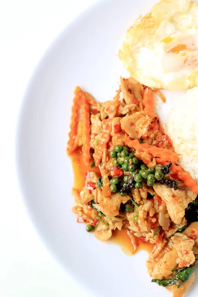 Yasemin pirinç beyaz arka plan üzerinde beyaz tabak içinde kavrulmuş chili Yapıştır ve taze Piper nigrum kızarmış tavuk karıştırın. Tay tarzında gıda.