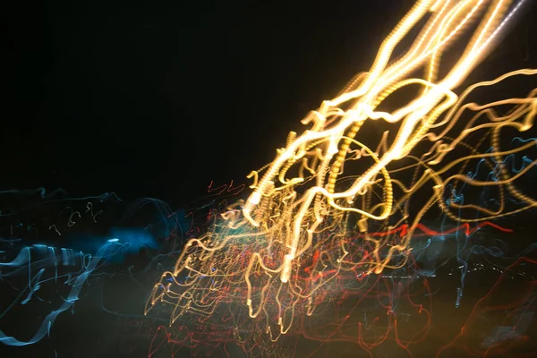 Gece vakti, hafif hareket ile yavaş hız kapamak hız arabada sokak ışıkları.