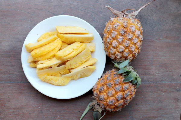 Snijden Van Verse Ananas Ananas Gepeld Aziatische Stijl Witte Schaal — Stockfoto