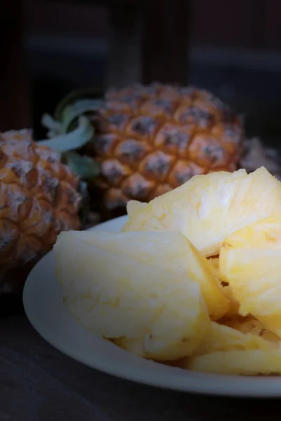 Snijden Van Verse Ananas Ananas Gepeld Aziatische Stijl Witte Schaal — Stockfoto