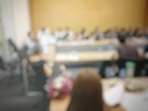 Educação ou conceito de negócio de imagem turva de pessoas brandstorming e discussão durante oficina e seminário em sala de treinamento na universidade . — Fotografia de Stock