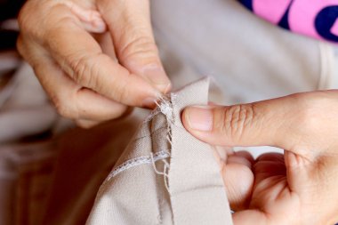 terzi, portre, elbise, iplik, işyeri, arka plan, iş, kumaş, giyim, giyim, renk, kavramı, yaratıcı, Tasarımcısı, tasarımı, kumaş, erkek, yeşil, sanayi, malzeme, iğne, needlecraft, needlewoman, işgal, insanlar, Meslek, dikmek