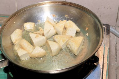 Pişirme tofu kızartma yağı, soya peyniri kızartma adet özel bir ızgarada pişirme süreci mutfakta pan. Vejetaryen yemekleri. Soya soya peyniri ızgara. Kızarmış Tofu tarifi, yumuşak odak.