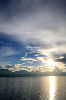 Güzel gün batımı ve dağ ve bulutlar ve Günbatımı ile akşam gökyüzü arka plan için göle yansıyan. Kırsal manzara renkli gökyüzü gün batımında altında şafak Sunrise.