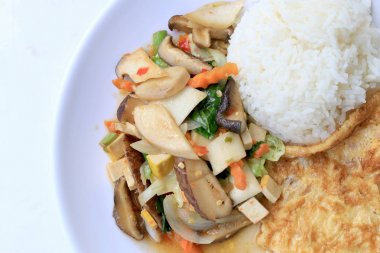 Çin tarzında kızarmış Tofu karıştırın, karışık sebzeli Kızarmış tofu ilave edin ve pirinç için beyaz arka plan üzerinde beyaz tabak içinde kızarmış yumurta kutlamak Çin yeni yılı Festivali, vejetaryen yemek, sağlıklı gıda.