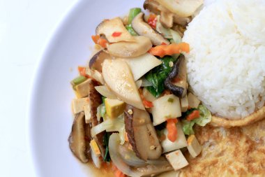 Çin tarzında kızarmış Tofu karıştırın, karışık sebzeli Kızarmış tofu ilave edin ve pirinç için beyaz arka plan üzerinde beyaz tabak içinde kızarmış yumurta kutlamak Çin yeni yılı Festivali, vejetaryen yemek, sağlıklı gıda.