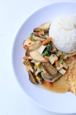 Çin tarzında kızarmış Tofu karıştırın, karışık sebzeli Kızarmış tofu ilave edin ve pirinç için beyaz arka plan üzerinde beyaz tabak içinde kızarmış yumurta kutlamak Çin yeni yılı Festivali, vejetaryen yemek, sağlıklı gıda.