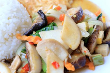 Çin tarzında kızarmış Tofu karıştırın, karışık sebzeli Kızarmış tofu ilave edin ve pirinç için beyaz arka plan üzerinde beyaz tabak içinde kızarmış yumurta kutlamak Çin yeni yılı Festivali, vejetaryen yemek, sağlıklı gıda.