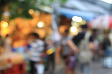 Sokaktaki insanların bulanık görüntüsü