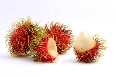 Beyaz arka planda izole edilmiş taze rambutan.