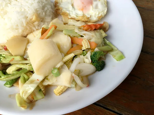 Sayuran Goreng Dengan Tahu Dan Telur Goreng Dengan Nasi Piring — Stok Foto