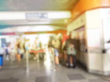 İnsanların tren istasyonu salonunda tren bekliyorsun bulanık görüntü