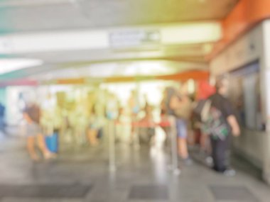 İnsanların tren istasyonu salonunda tren bekliyorsun bulanık görüntü