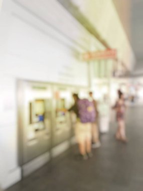 İnsanların tren istasyonu salonunda tren bekliyorsun bulanık görüntü