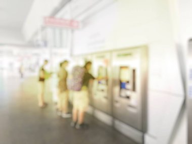 İnsanların tren istasyonu salonunda tren bekliyorsun bulanık görüntü