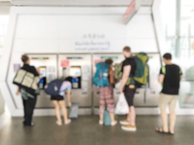 İnsanların tren istasyonu salonunda tren bekliyorsun bulanık görüntü