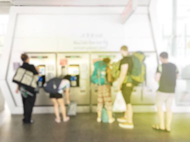 İnsanların tren istasyonu salonunda tren bekliyorsun bulanık görüntü