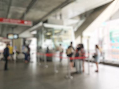 İnsanların tren istasyonu salonunda tren bekliyorsun bulanık görüntü