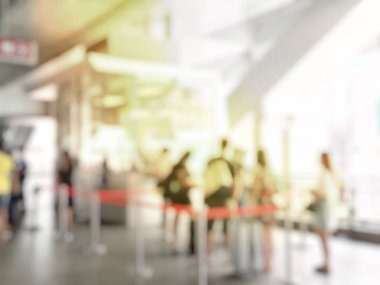 İnsanların tren istasyonu salonunda tren bekliyorsun bulanık görüntü