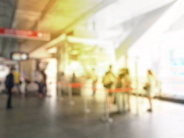 İnsanların tren istasyonu salonunda tren bekliyorsun bulanık görüntü