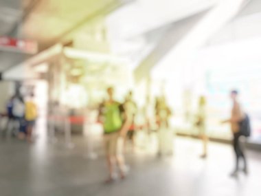 İnsanların tren istasyonu salonunda tren bekliyorsun bulanık görüntü