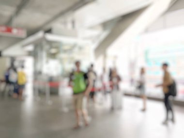 İnsanların tren istasyonu salonunda tren bekliyorsun bulanık görüntü