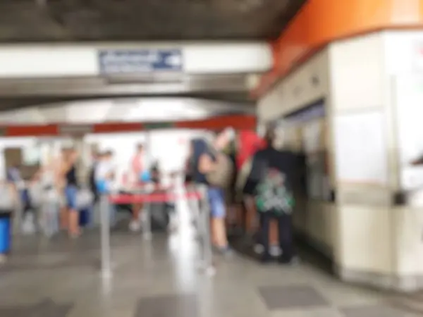 Immagine Sfocata Persone Nella Sala Della Stazione Ferroviaria Attesa Treno — Foto Stock