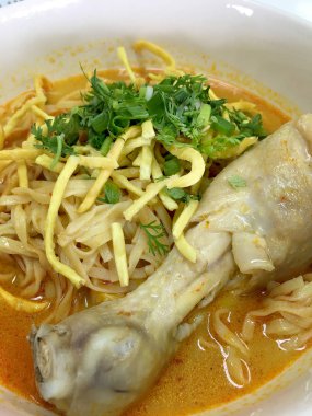 Tayland baharatlı yemekleri, tavuk köri içinde beyaz arka plan üzerinde beyaz darbe veya Tay adı yumurta şehriye khao soi kai, Yerel mutfak Kuzey Tayland olduğunu.