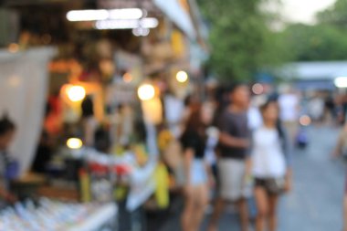 Sokaktaki insanların bulanık görüntüsü